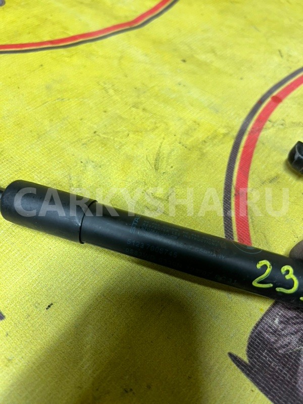 Упор капота передний BMW 5 E60 N52B25 2008 BMW 5er 